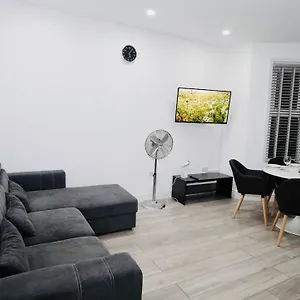 luxury-apt-close-to-ilford-station-with-free-parking.brighton-hotels-england.com/